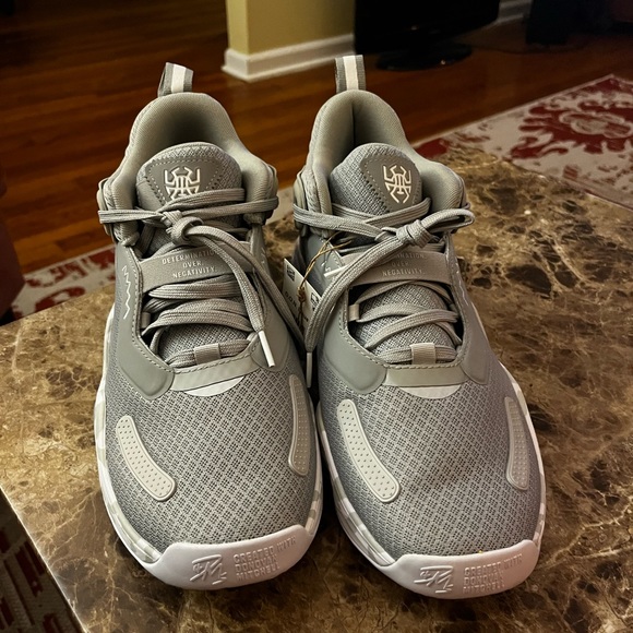 BRAND NEW DON ISSUE 3s. Donovan Mitchell’s signature basketball shoe - Picture 2 of 5